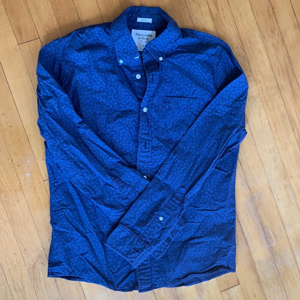 Size L muscle fit shirt